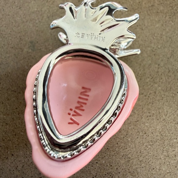 YVMIN Strawberry 3D Claw Clip - Boutique Hair Accessory - Picture 2 of 3